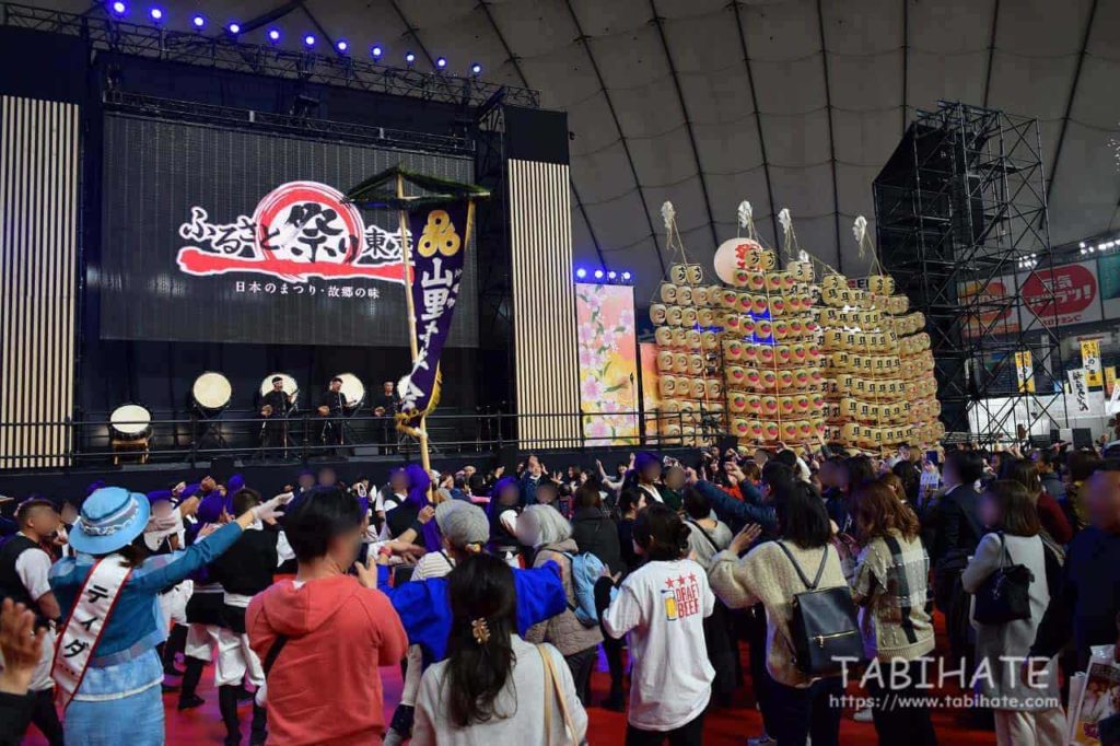 ふるさと祭り東京で沖縄全島エイサー祭りを演者と一緒に踊るようす